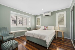 5 bedrooms, bed sheets - Woorim Beach House With Water Views (Woorim)