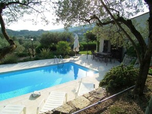 حمّام سباحة مُدفَّأ