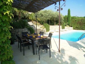 تناول الطعام بالخارج