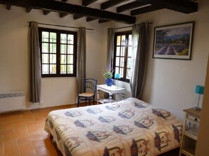 3 عدّة غرف نوم وواي فاي وملاءات أسرّة