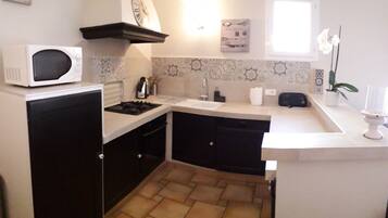 Microwave, dishwasher, coffee/tea maker, cookware/dishes/utensils