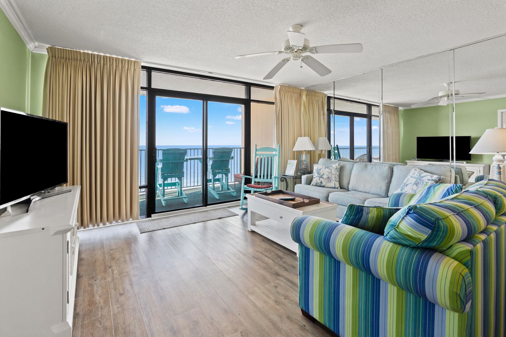 Téléviseur, lecteur de DVD, livres