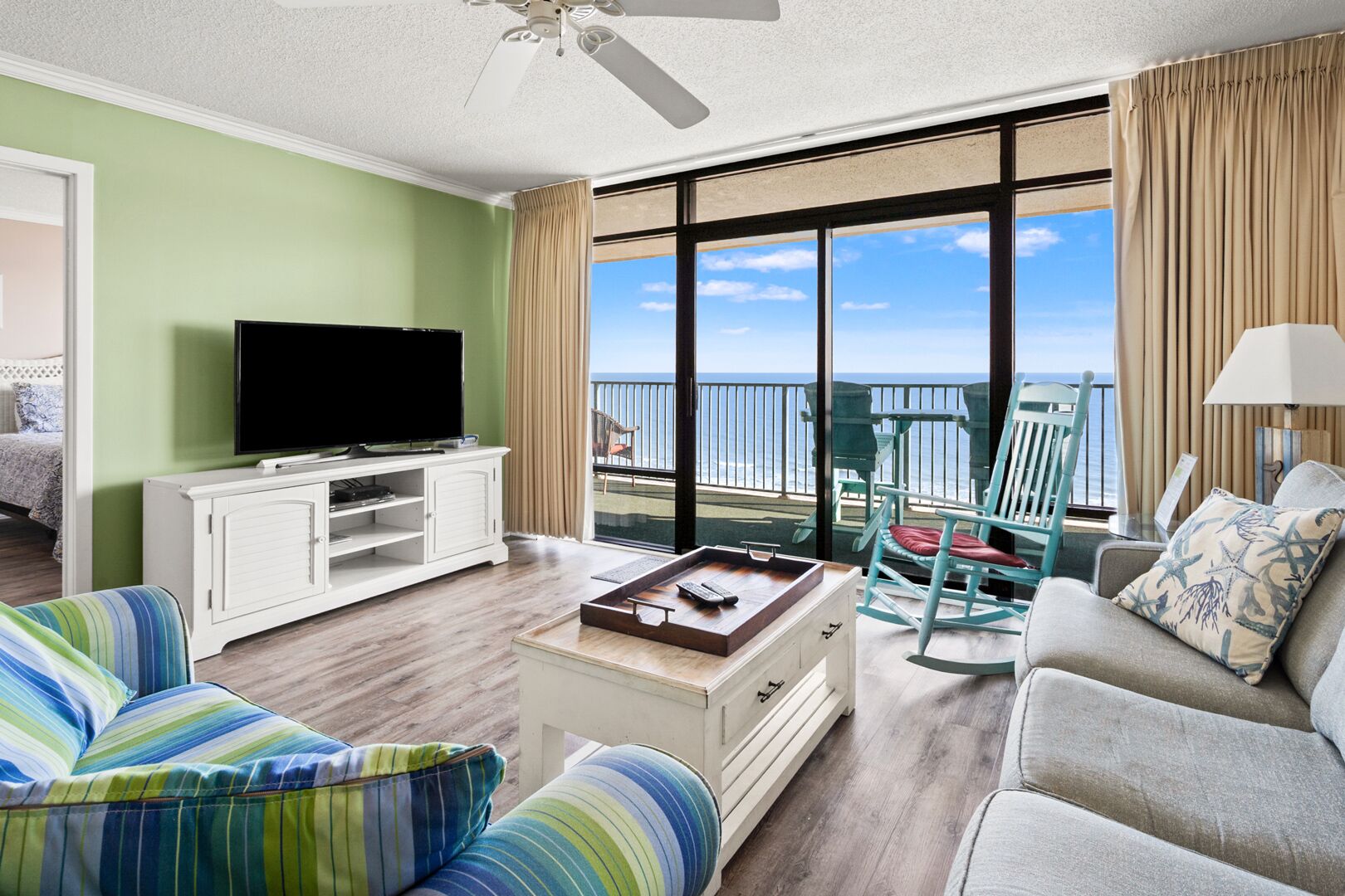 Téléviseur, lecteur de DVD, livres