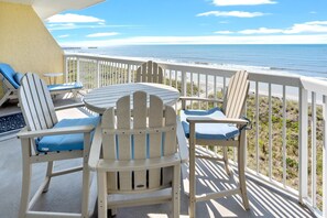 Outdoor dining - Beach condo with outdoor features, pools, lazy river, kids' pool (North Myrtle Beach)