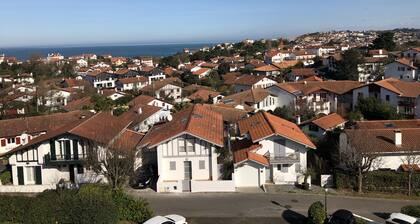 Appartement accueillant à Guéthary : Terrasse, Piscine collective, Proche Plage