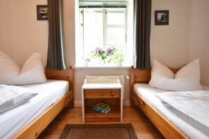 3 bedrooms, travel cot, WiFi, bed sheets - App.1 / 3-room (5 adults + 1 child), ground floor, with water view - Ferienwohnungen Zum (Insel Poel)