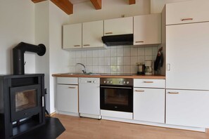 Een koelkast, een oven, een vaatwasser, een kinderstoel