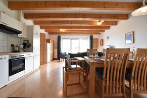 Fridge, oven, dishwasher, high chair - App.1 / 3-room (5 adults + 1 child), ground floor, with water view - Ferienwohnungen Zum (Insel Poel)