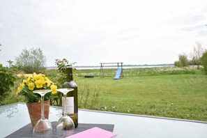 Property grounds - App.1 / 3-room (5 adults + 1 child), ground floor, with water view - Ferienwohnungen Zum (Insel Poel)