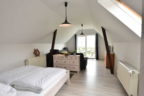 3 bedrooms, travel cot, WiFi, bed sheets