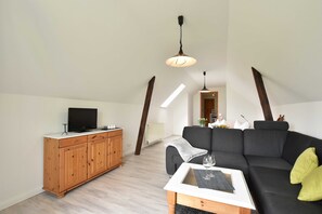 TV - App.3 / 3-room (6 adults + infant), attic, with water view - Ferienwohnungen Zum (Insel Poel)