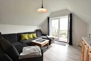 TV - App.3 / 3-room (6 adults + infant), attic, with water view - Ferienwohnungen Zum (Insel Poel)