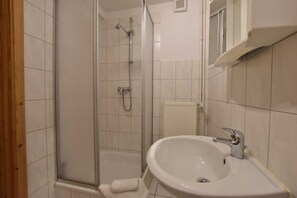 Douche, serviettes fournies