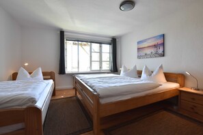 3 bedrooms, travel crib, WiFi, bed sheets - App.7 / 3-room (5 adults + 1 infant), ground floor - Ferienwohnungen Zum Breitling OVS 691 (Insel Poel)
