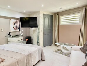 1 bedroom, bed sheets