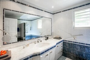 Shower, hair dryer, towels - Studio Boudha Zen   Residence Adam et Eve (Baie Orientale)