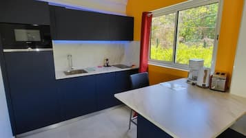 Geladeira, micro-ondas, torradeira