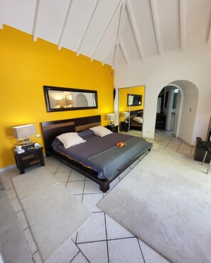 1 slaapkamer, een strijkplank/strijkijzer, beddengoed