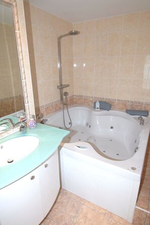 Combined shower/bathtub, jetted bath, hair dryer, towels - Royal Palm 218, with panoramic sea view (Cannes)