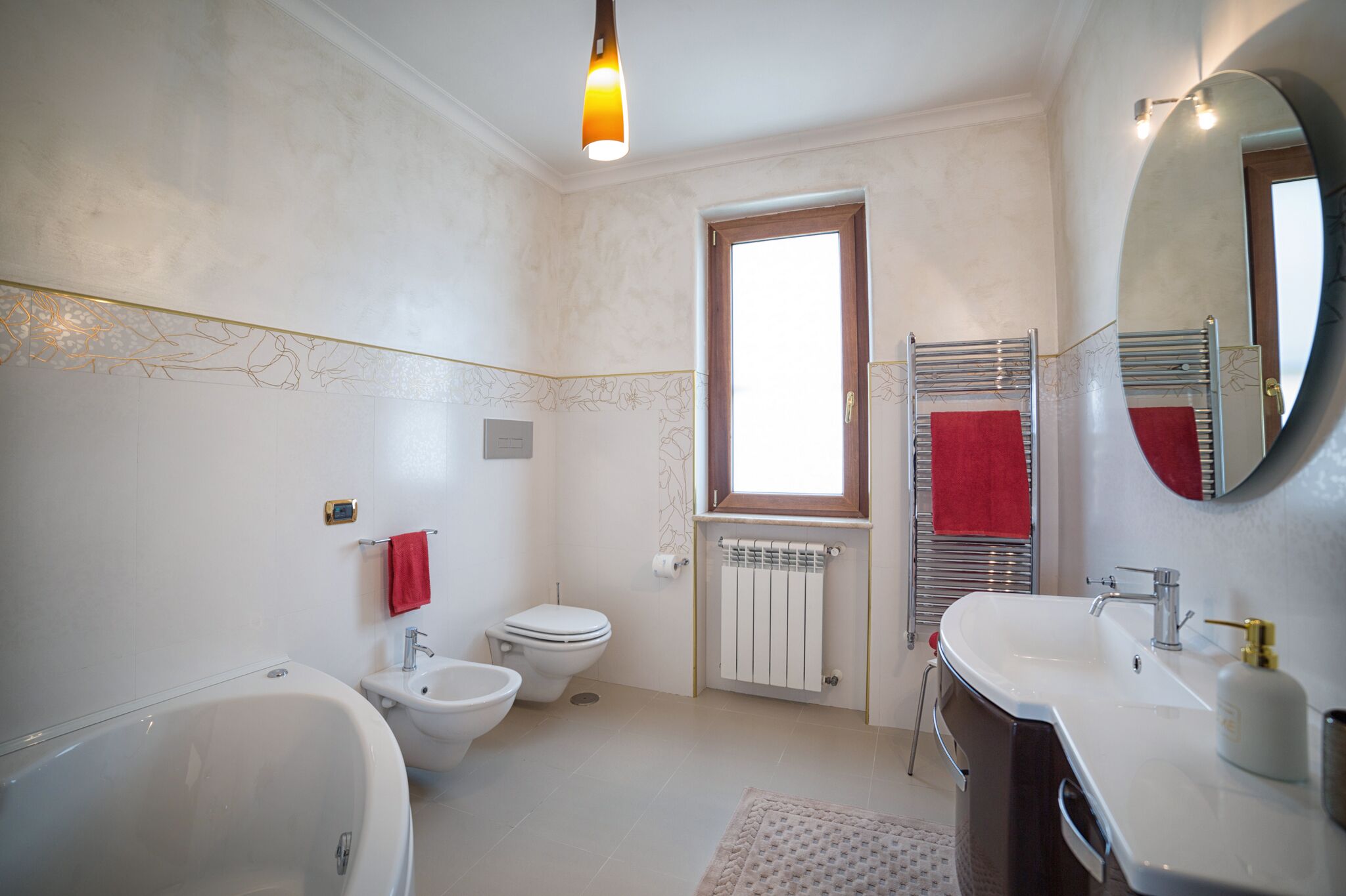 Asciugamani, sapone, shampoo, carta igienica