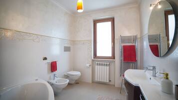Asciugamani, sapone, shampoo, carta igienica