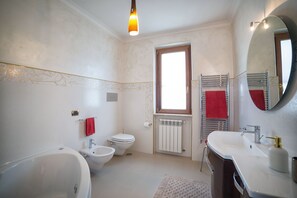 Asciugamani, sapone, shampoo, carta igienica