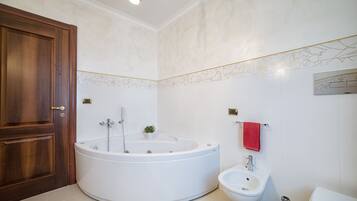 Handtücher, Seife, Shampoo, Toilettenpapier