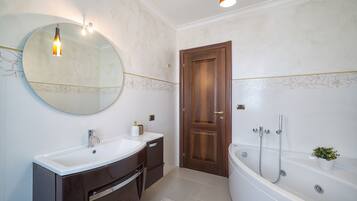 Serviettes fournies, savon, shampoing, papier toilette