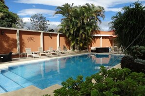 Outdoor pool - Hotel Suites Merlyn Airport (San Juan)