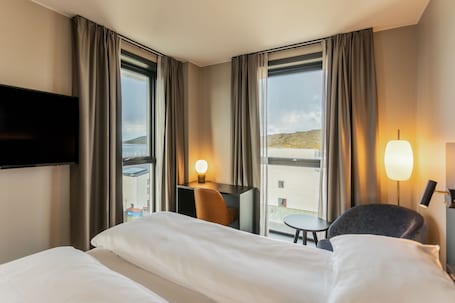 Espacio para trabajar con laptop y tabla de planchar con plancha . Comfort Hotel Bodø