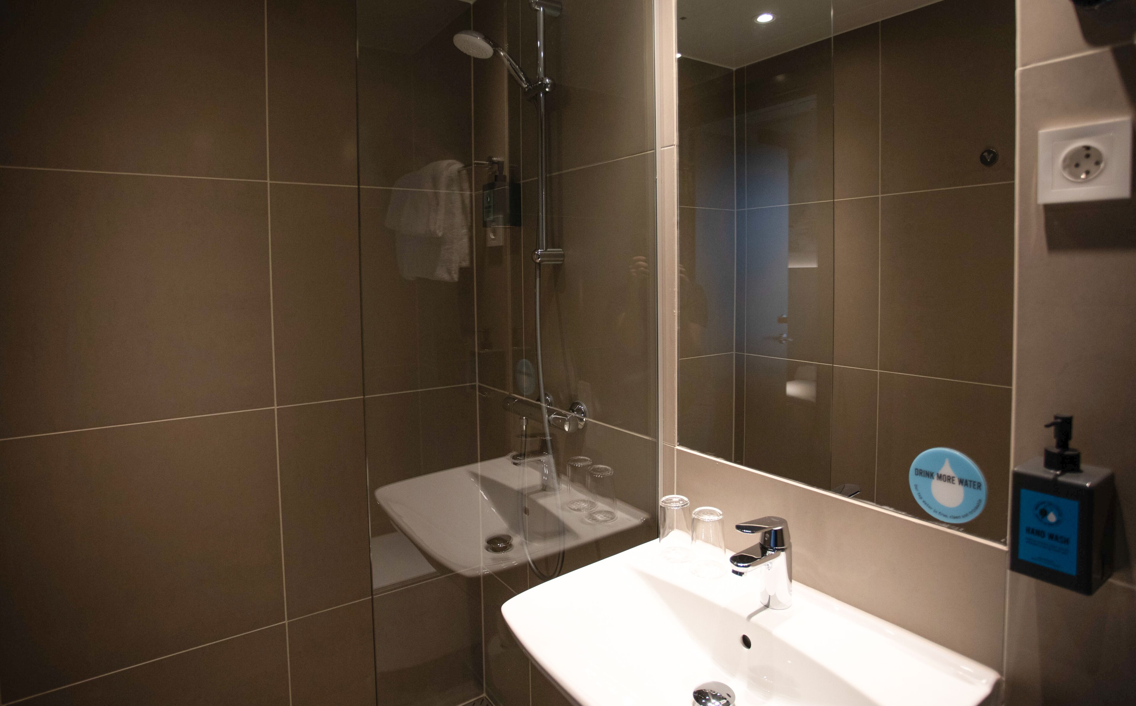 double room (compact) | bathroom | shower, free toiletries, hair dryer, towels