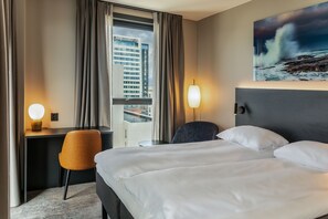 Laptop workspace, iron/ironing board, bed sheets - Comfort Hotel Bodø (Bodo)