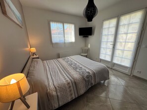 3 chambres, fer et planche à repasser