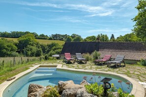 Outdoor pool - Le Mouton qui Rit, renovated historical farmhouse with pool and stunning view (Saint-Pompont)