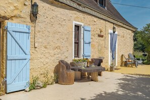 Outdoor dining - Le Mouton qui Rit, renovated historical farmhouse with pool and stunning view (Saint-Pompont)