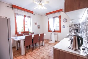 Apartment | Private kitchen | Fridge, oven, stovetop, electric kettle - Only yours Meteora (Kalabaka)