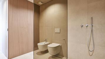 Dusche, Haartrockner, Bidet, Handtücher