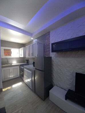 Jääkaappi, mikroaaltouuni, uuni, vedenkeitin