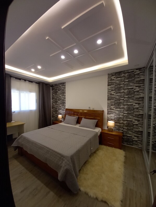 Silitysrauta/-lauta, Wi-Fi, vuodevaatteet