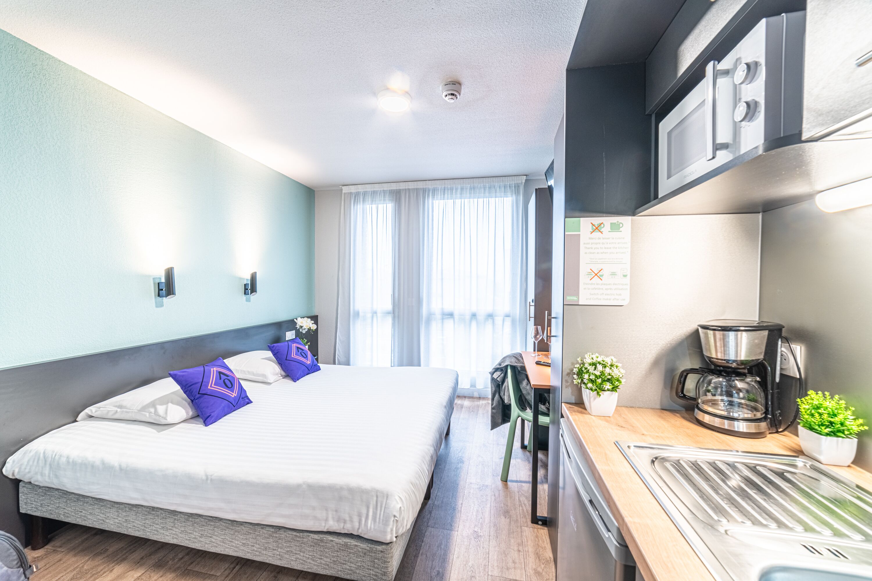 Desk, soundproofing, free WiFi, bed sheets