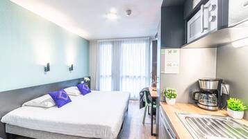 Desk, soundproofing, free WiFi, bed sheets