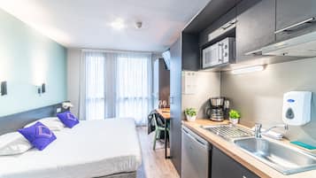 Standard Studio, 1 Queen Bed | Desk, soundproofing, free WiFi, bed sheets