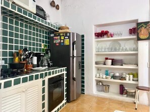 Kühlschrank, Wasserkocher mit Kaffee-/Teezubehör