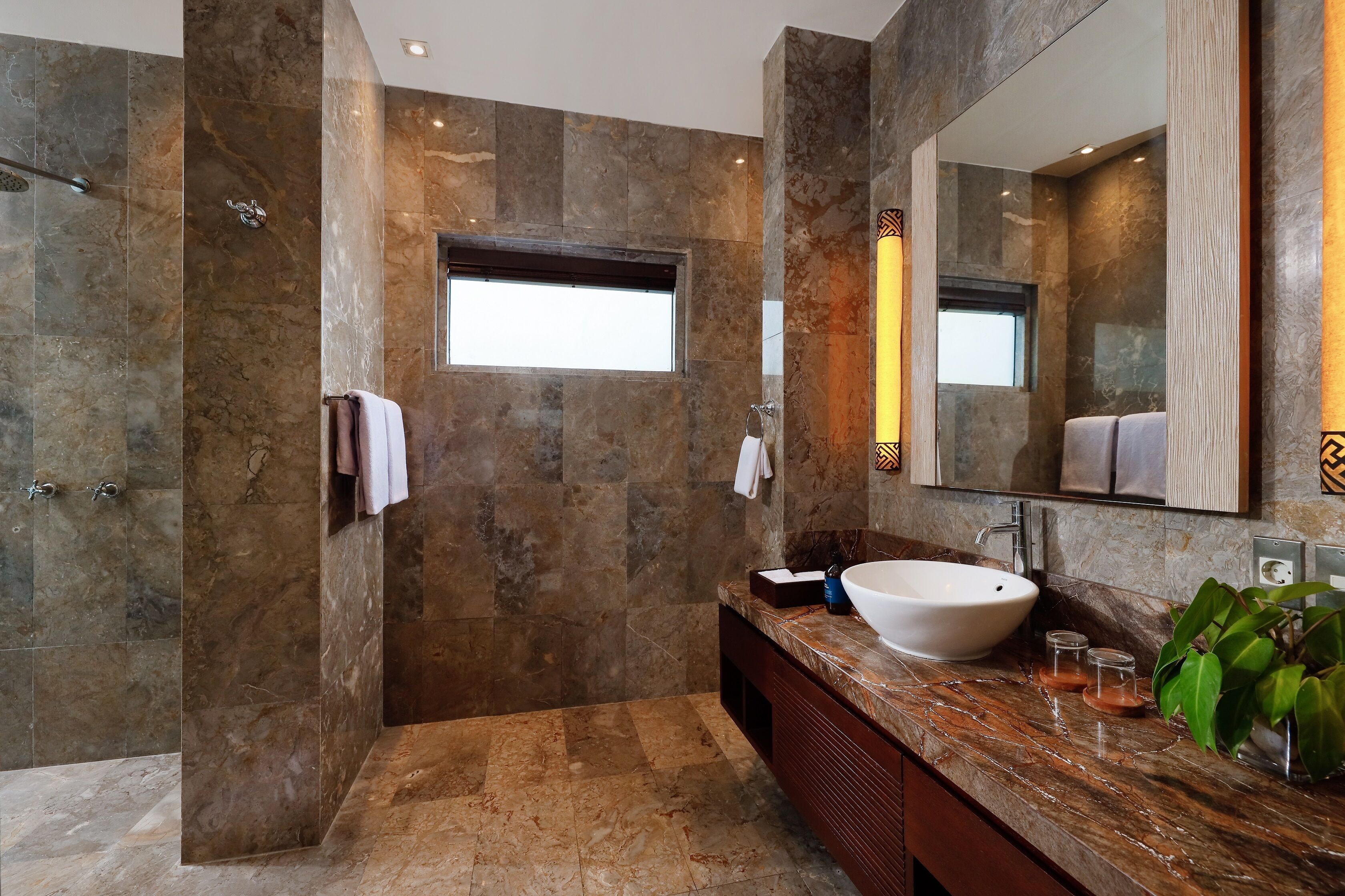 Biệt thự dành cho gia đình, 4 phòng ngủ, hồ bơi riêng | Phòng tắm | Vòi sen phun mưa, đồ dùng nhà tắm miễn phí, máy sấy tóc 