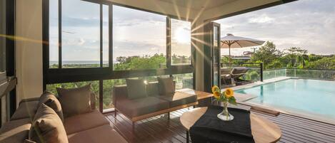 Villa, 6 chambres | Aire de séjour | Téléviseur à DEL de 55 po avec télévision par satellite, téléviseur