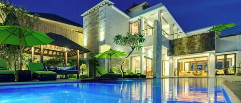 6 عدّة غرف نوم وخزنة داخل الغرفة وبديكورات فريدة لكل غرفة