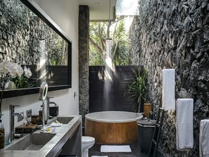 Vila, vários quartos | Banheiro | Chuveiro com efeito de chuva, produtos de toalete grátis, sabonete 