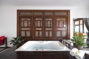 Luxury Villa | Bathroom | Rainfall showerhead, hair dryer, bathrobes, slippers - Villa Manis (Canggu)