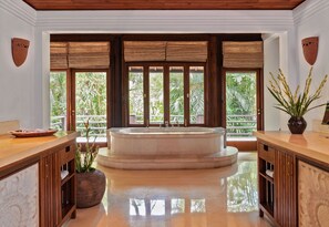 Separate bathtub and shower, rainfall showerhead, free toiletries - Villa Pangi Gita (Canggu)