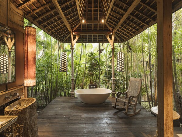 Villa, 5 Bedrooms | Bathroom | Rainfall showerhead, free toiletries, hair dryer, towels - Villa Zelie (Canggu)